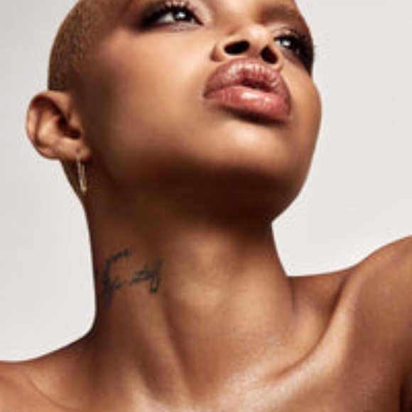 SOLD Fenty Diamond Bomb in How Many Carats Face & Body Highlighter - Picture 11 of 16